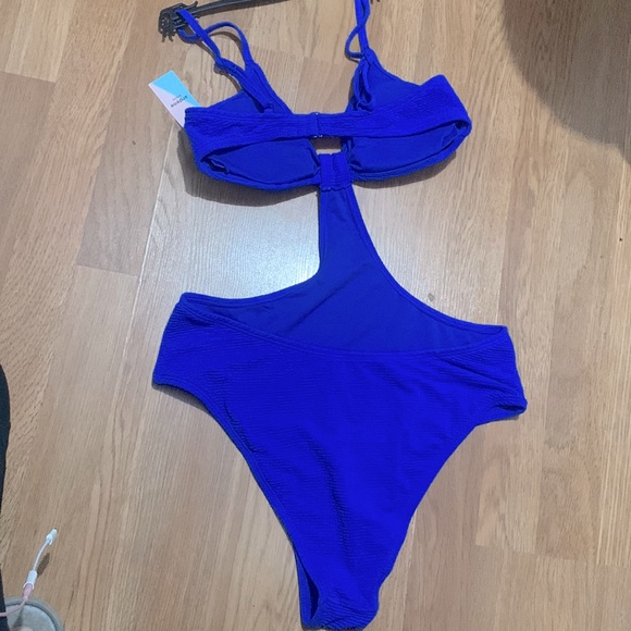 One piece bathing suit, wrinkle material. Adjustable on shoulders and back - Picture 2 of 3